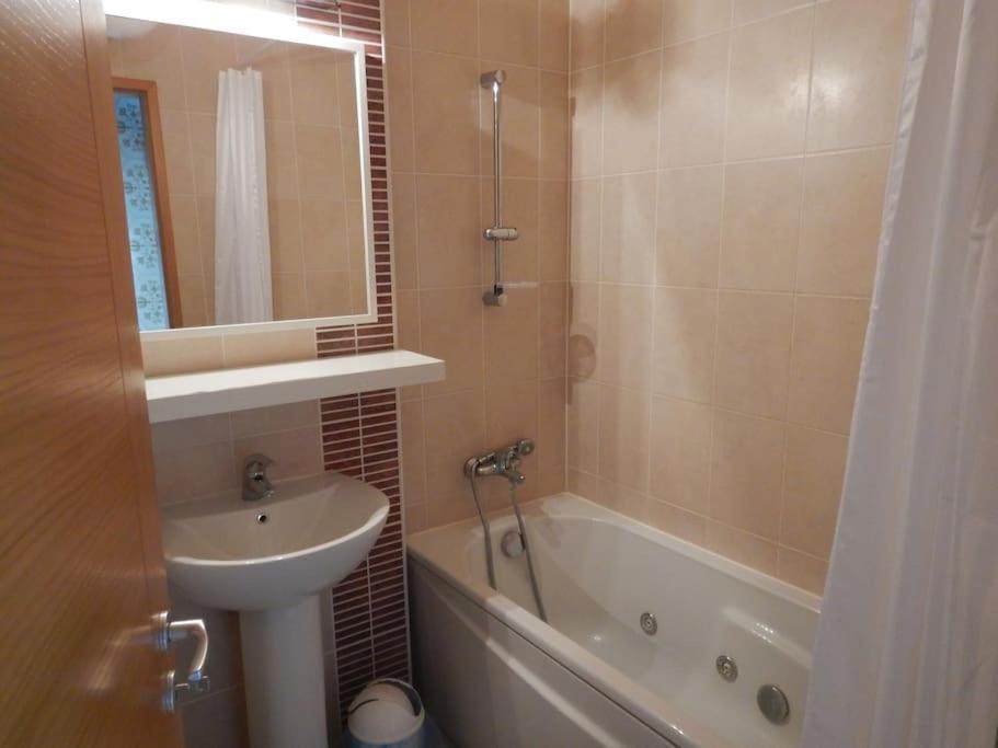 Imadnivalo Medences Hotellakas Szaunaval. Boedapest Buitenkant foto
