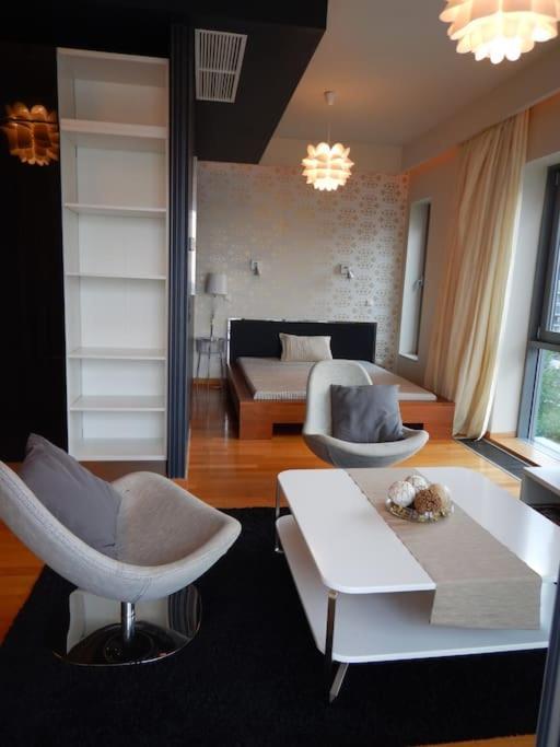 Imadnivalo Medences Hotellakas Szaunaval. Boedapest Buitenkant foto
